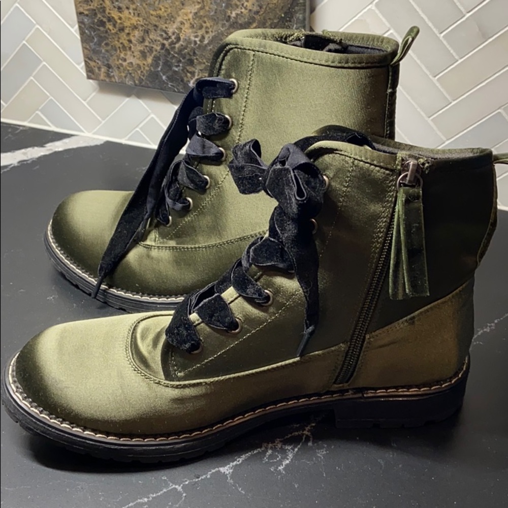 Women’s super cute shirt boots